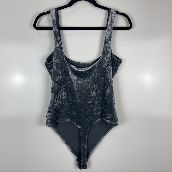 NEW Good American Crushed Velvet Sleeveless Thong Bodysuit Carbon Grey Size LG - Picture 2 of 8